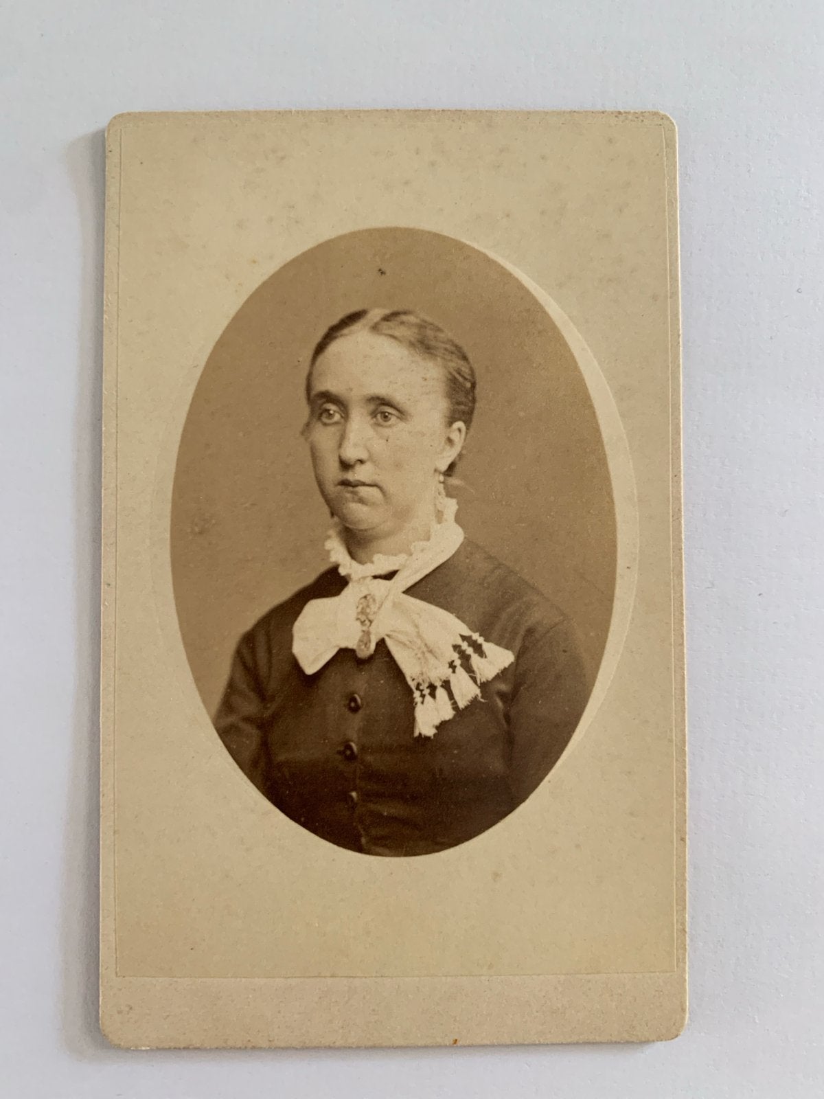 Antieke Carte de Visite Vrouw Utrecht W.C. Heijenberg, Gebruikt, Foto, Ophalen of Verzenden, Voor 1940