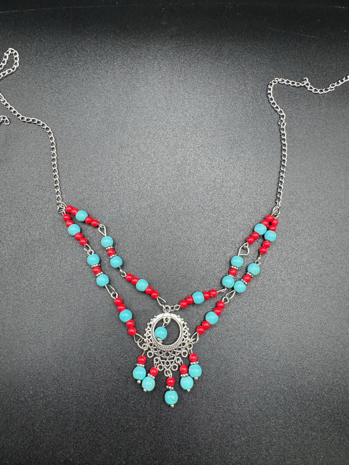 Ketting met rode en blauwe kralen, Verzenden
