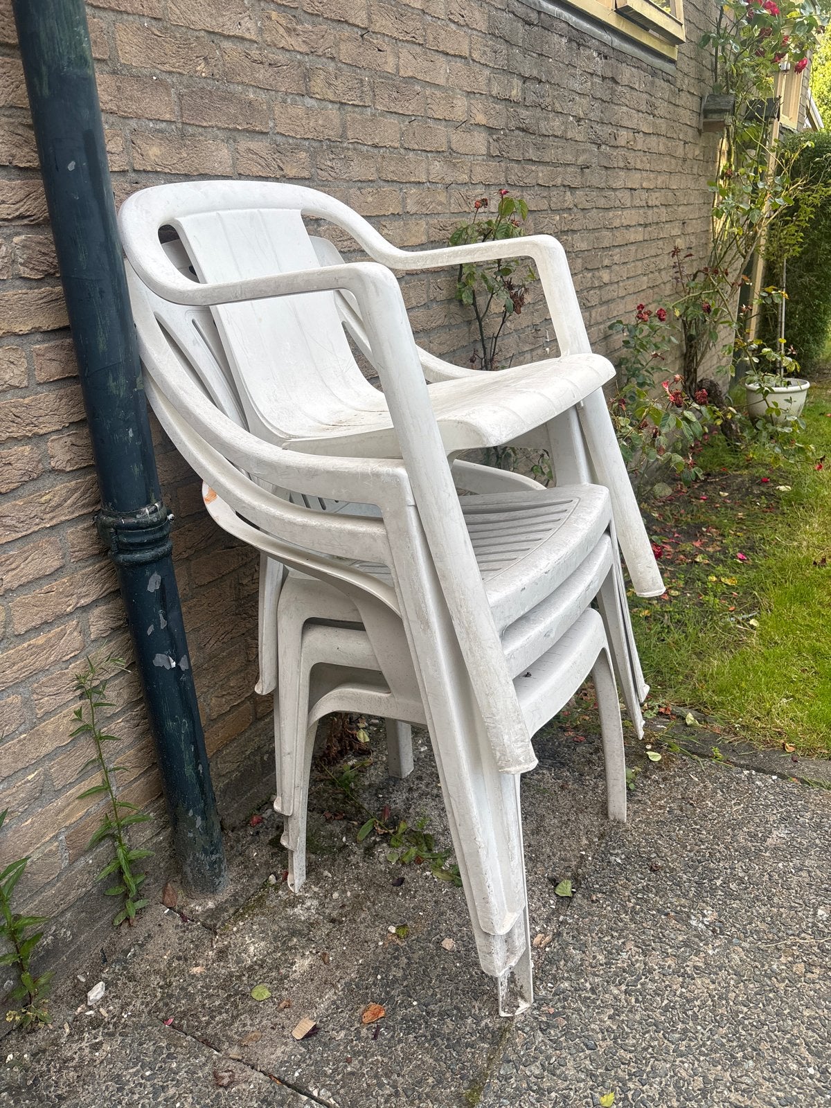 4 witte kunststof tuinstoelen, Tuin en Terras, Tuinstoelen, Ophalen, Gebruikt, Kunststof, Stapelbaar