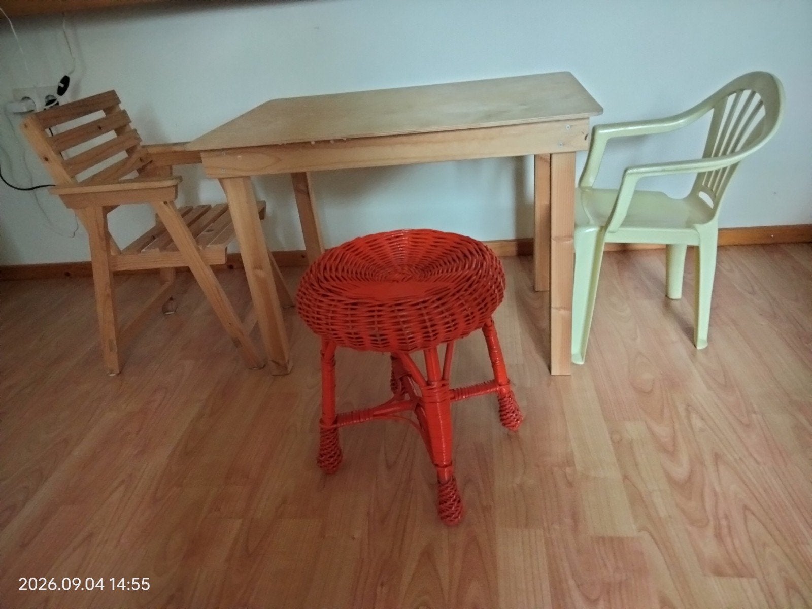 Handgemaakt kindertafeltje met stoeltjes en krukje, Kinderen en Baby's, Kinderkamer | Tafels en Stoelen, Ophalen, Gebruikt, Tafel(s) en Stoel(en)