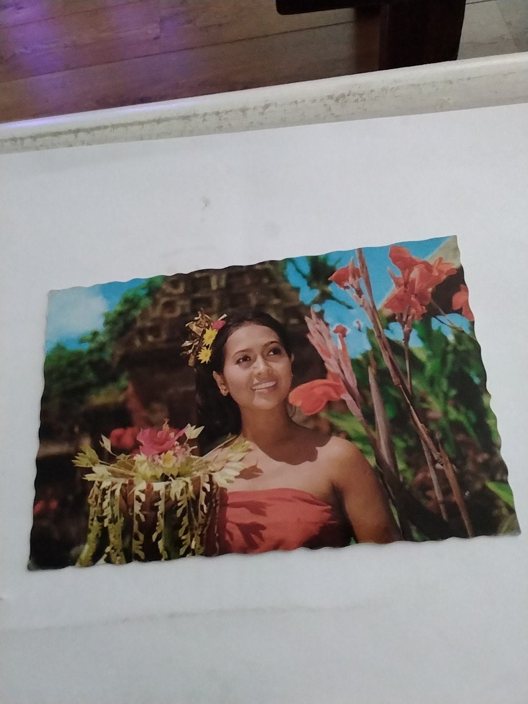 Oude ansichtkaart: Balinese Pendet Danseres met offers, Ophalen of Verzenden
