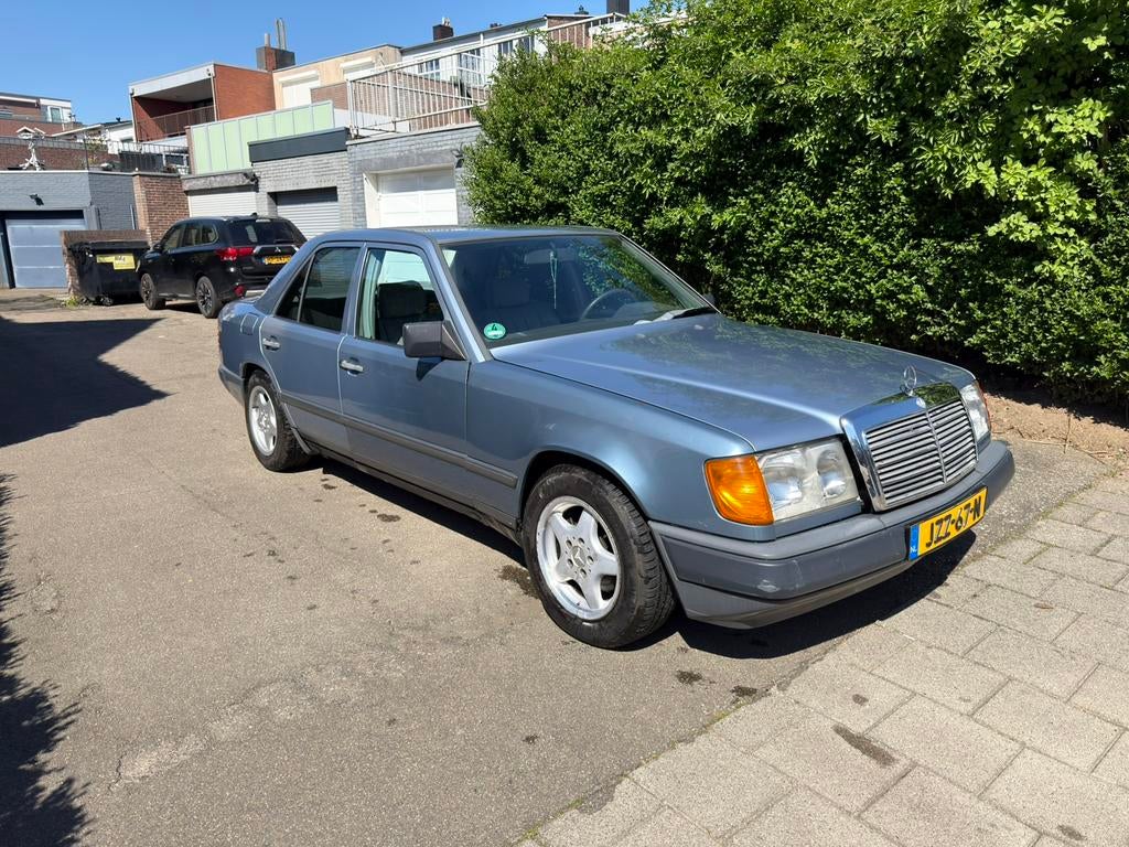 Mercedes-Benz 230E 1986 2 jaar APK, Auto's, 4 cilinders, Blauw, 132 pk, Handgeschakeld