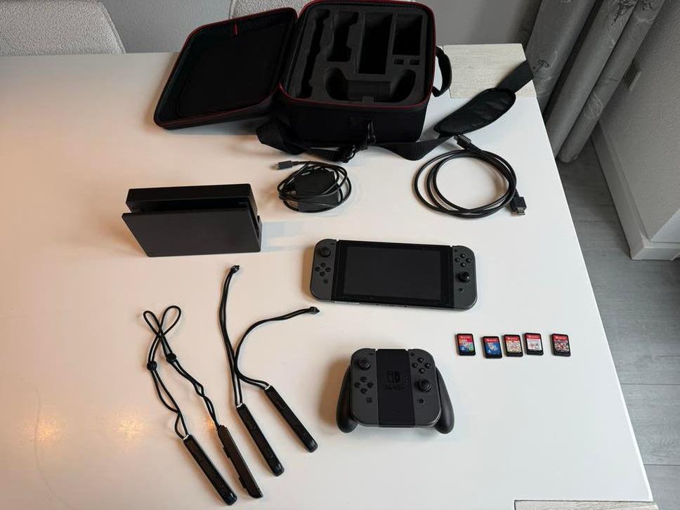 Nintendo Switch met 5 spellen en accessoires, Spelcomputers en Games, Games | Nintendo Switch, Zo goed als nieuw, Overige genres