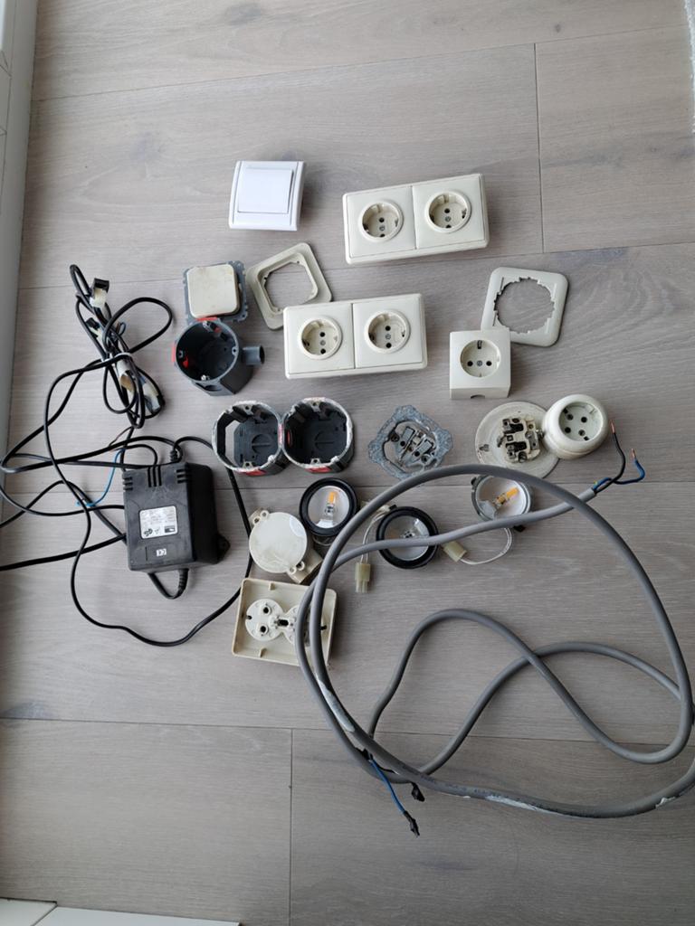 Stopcontacten inbouwdozen halogeen, Doe-het-zelf en Verbouw, Elektra en Kabels, Ophalen, Stopcontact