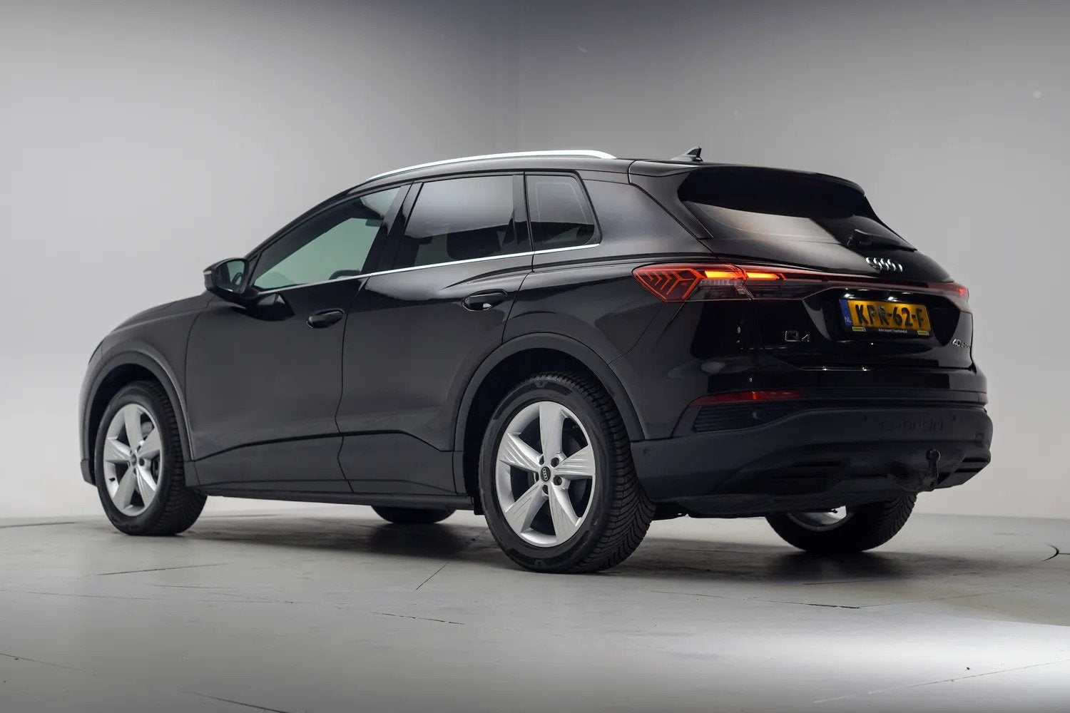 Audi Q4 e-tron 40 Launch Edition 77kWh 3-fase [ Head-up Trek, Auto's, Audi, Automaat, Gebruikt, 495 min, Zwart