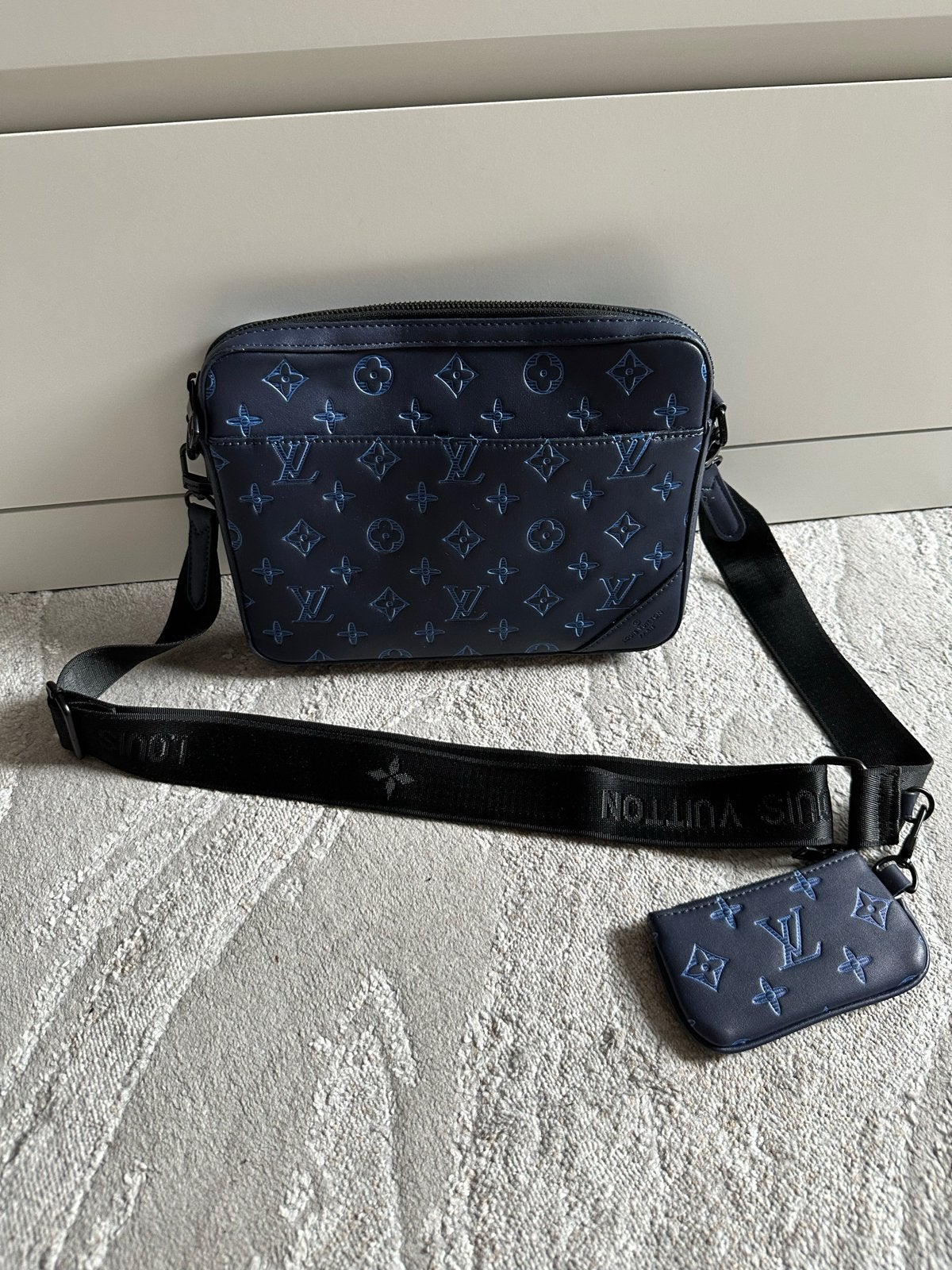 Outdoor Messenger Tas Monogram Shadow, Ophalen of Verzenden, Zo goed als nieuw, Blauw, Schoudertasje
