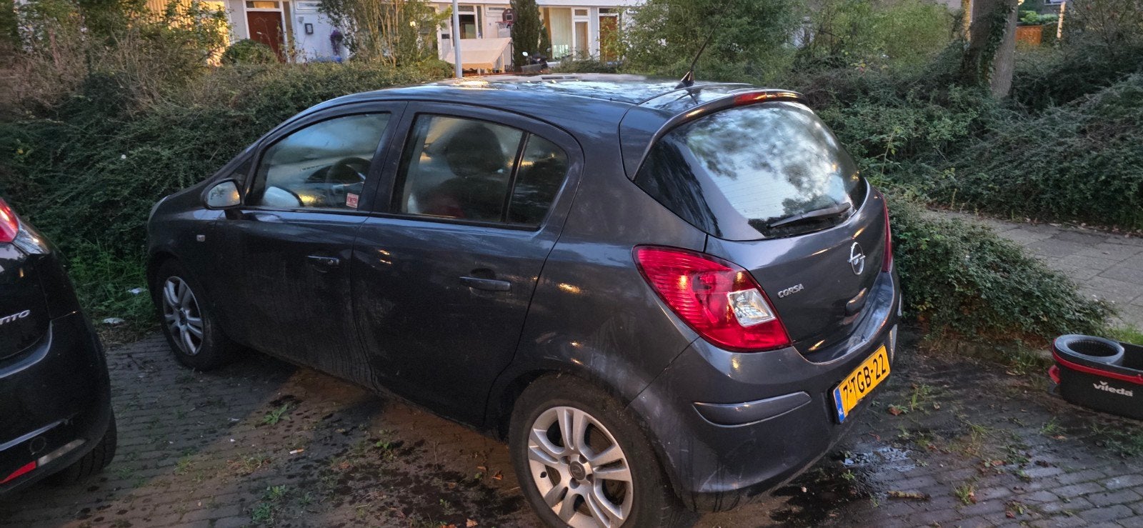 Foto 4 van Opel Corsa 1.4 16V 5D 2010 Zwart