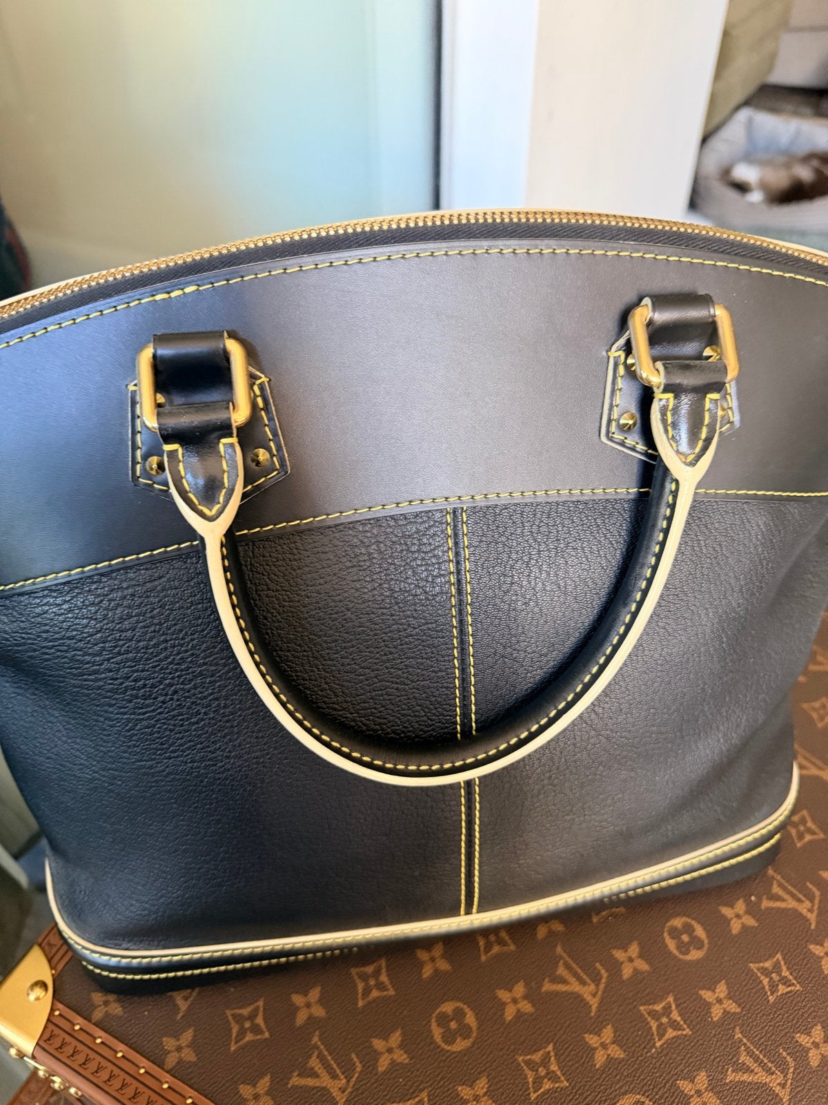 Foto 15 van Louis Vuitton Suhali Lockit Handtas Zwart
