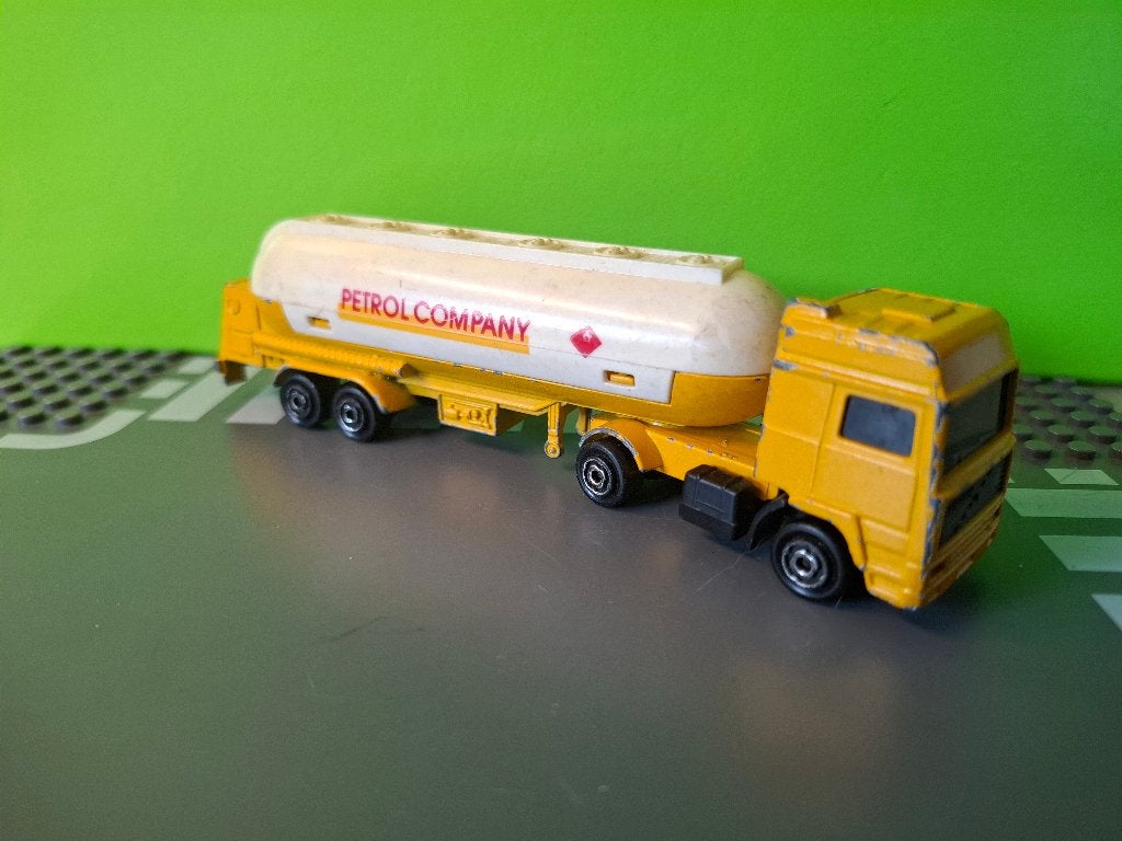 Majorette 324 - Volvo F12 Tanker Truck [geel] 1/100, Ophalen of Verzenden, Gebruikt, Bus of Vrachtwagen, Majorette