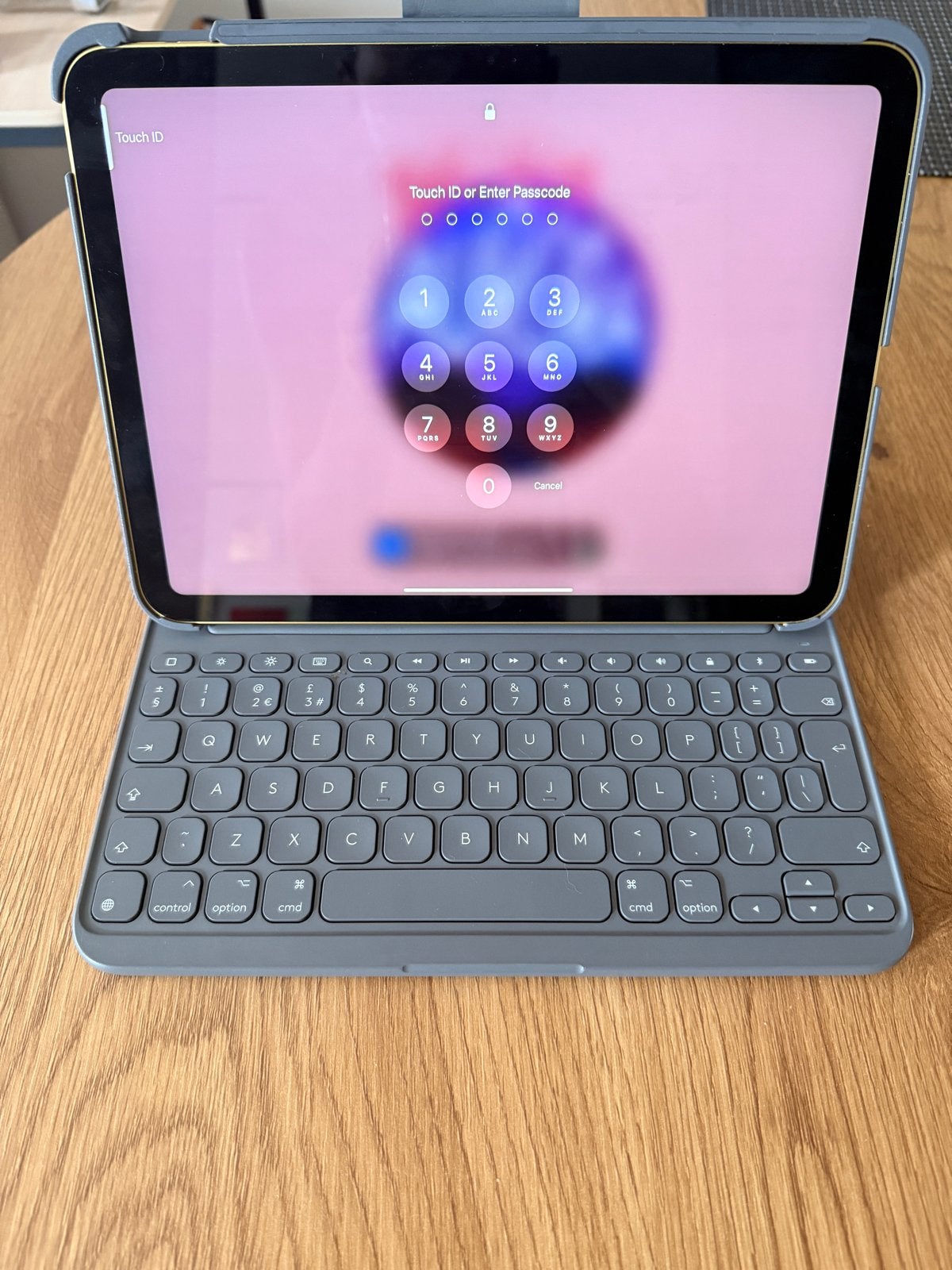 Logitech Slim Folio Toetsenbordhoes voor iPad 10, Ophalen of Verzenden, Zo goed als nieuw, 10 inch, Bescherming voor- en achterkant