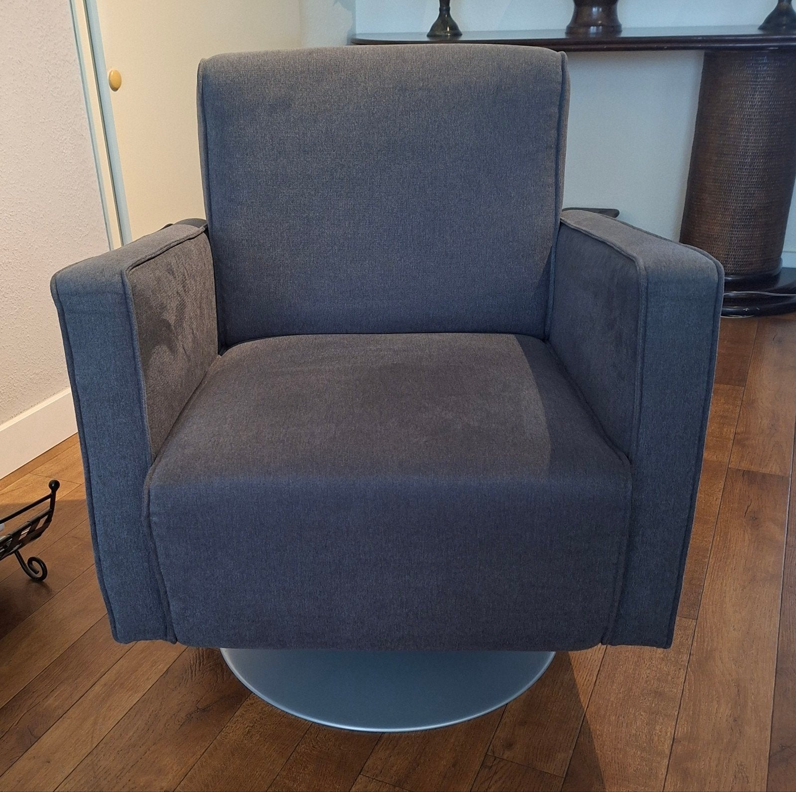 Nette grijze fauteuil op draaivoet, Huis en Inrichting, Fauteuils, Ophalen, 75 tot 100 cm, 50 tot 75 cm