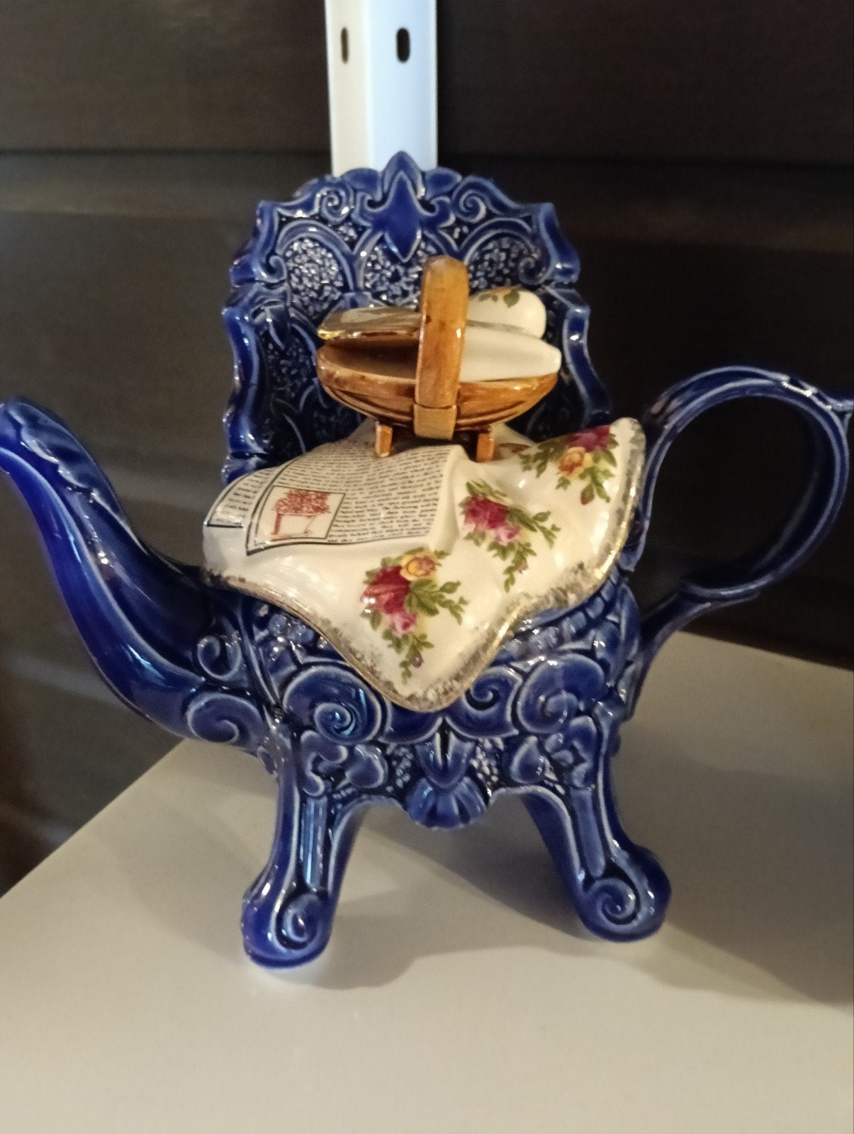 Royal Albert theepot, Ophalen
