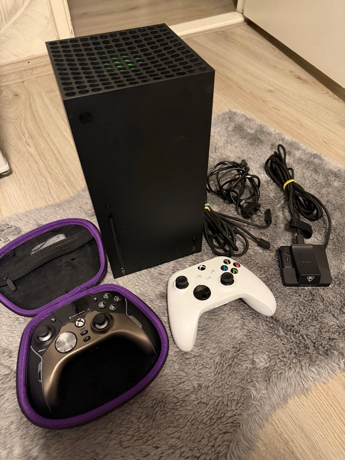 Xbox Series X met controllers en accessoires