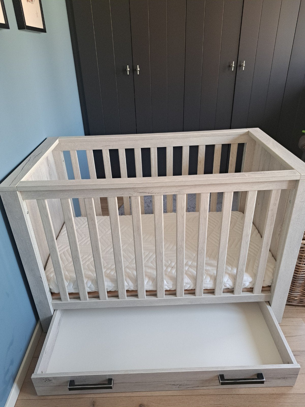Kidsmill Sem Nautic Grijs ledikant, commode en wandrek, Ophalen, Zo goed als nieuw, Jongetje of Meisje