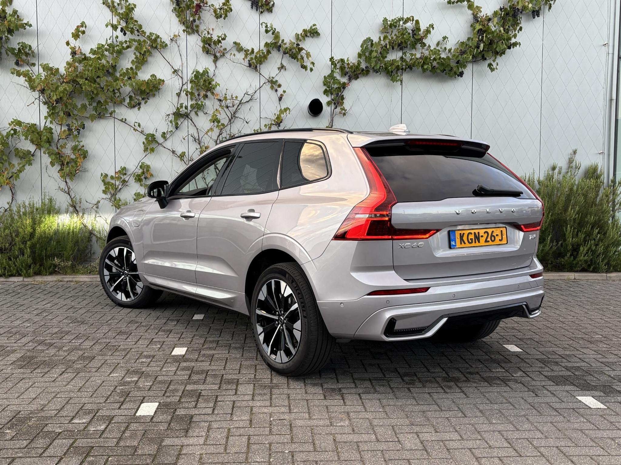Volvo XC60 2.0 T6 Plug-in Hybrid AWD Ultra Dark | Trekhaak |, Auto's, Gebruikt, Euro 6, 4 cilinders, 180 min