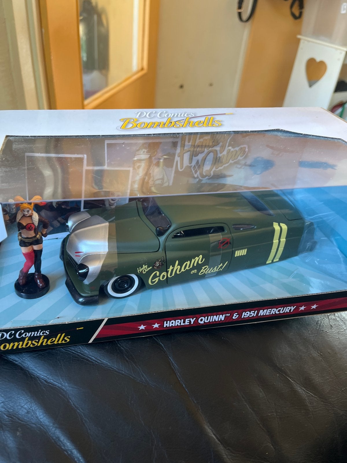 DC Comics Bombshells Harley Quinn & 1951 Mercury, Hobby en Vrije tijd, Auto, 1:32 tot 1:50, Nieuw, Ophalen
