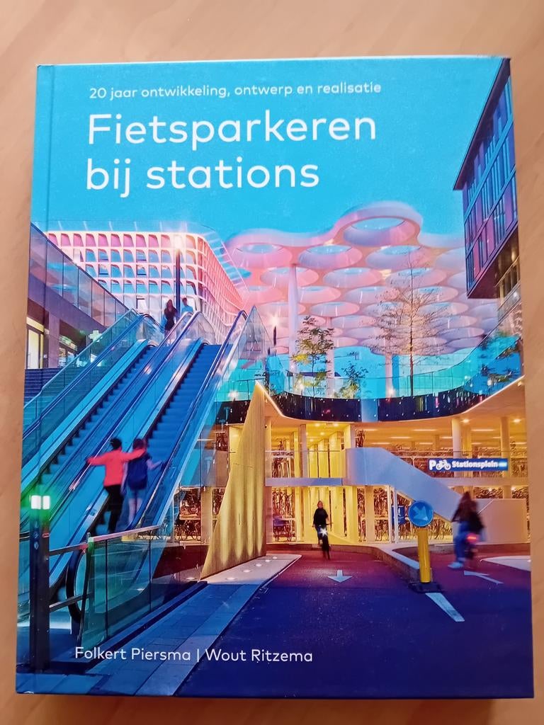 Fiets parkeren bij stations - Folkert Piersma & Wout Ritzema, Ophalen of Verzenden, Gelezen, Overige onderwerpen, Folkert Piersma en Wout Ritzema