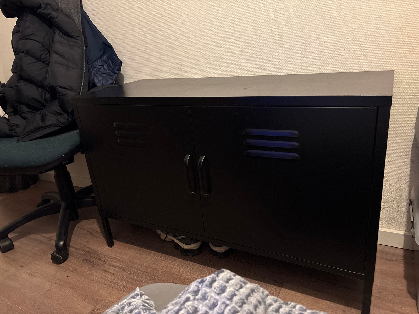 Zwart metalen kastje met twee deuren, Ophalen, Zo goed als nieuw