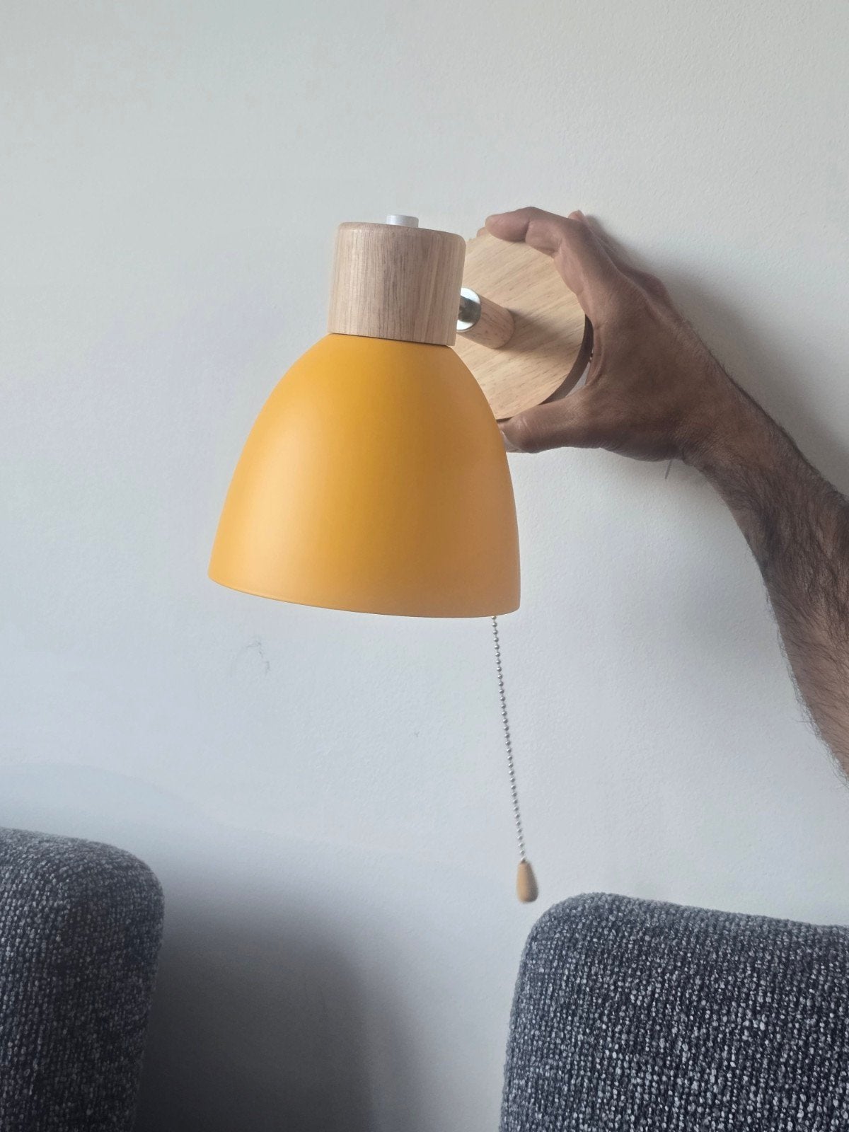 Gele wandlamp met houten accenten en trekschakelaar, Ophalen of Verzenden, Zo goed als nieuw, Hout