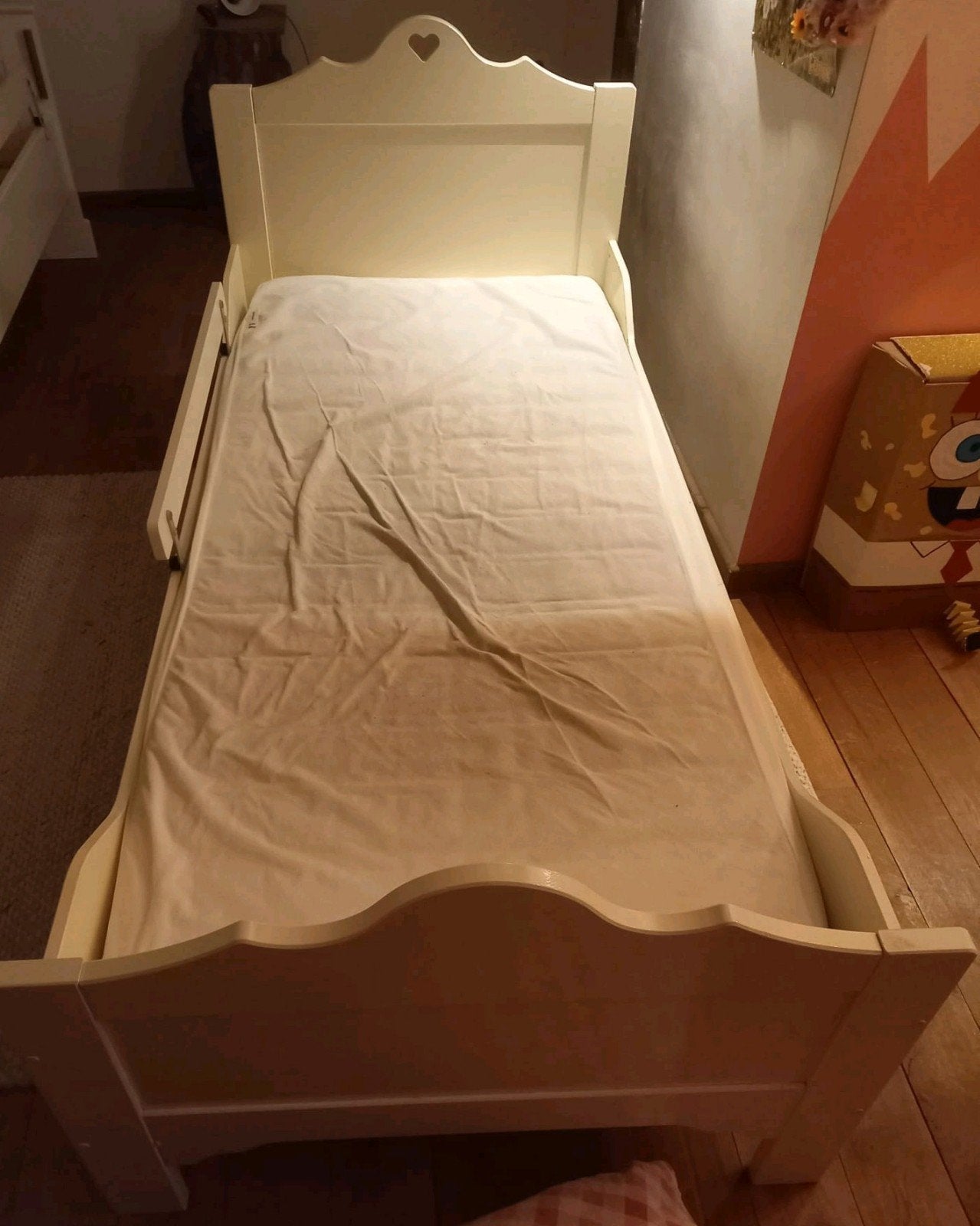 Bed wit met hartje 90 x 200 uitvalbeveiliging aan 1 zijde, Ophalen, 85 tot 100 cm, Gebruikt, Lattenbodem