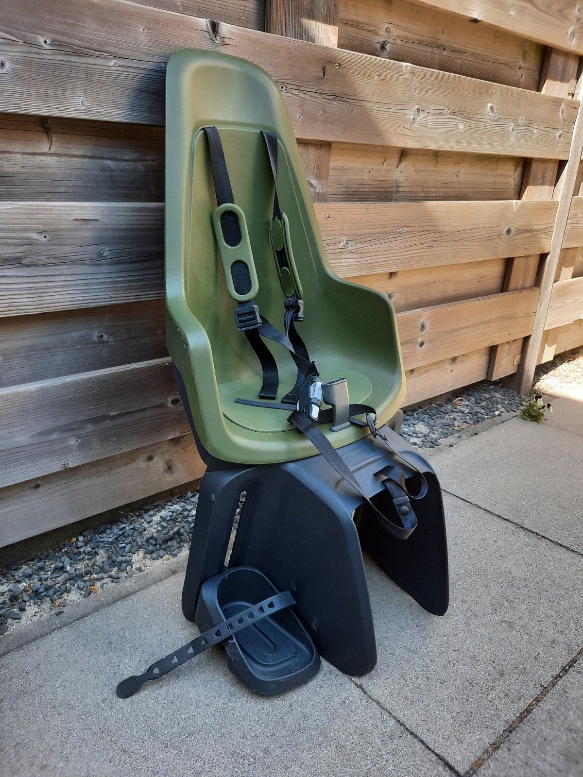 Bobike Maxi One achterzitje olive green, Fietsen en Brommers, Fietsaccessoires | Fietsstoeltjes, Ophalen, Achterzitje, Voetsteuntjes
