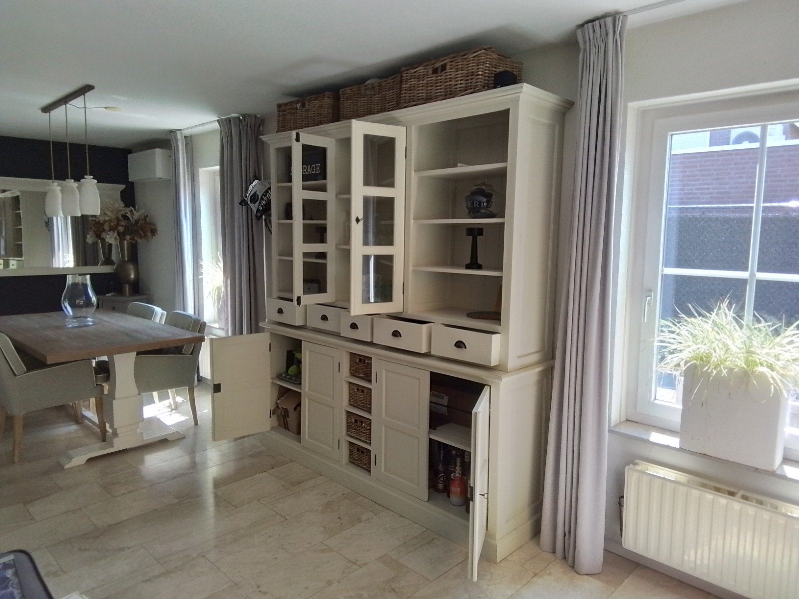 Grote buffetkast/vitrinekast met manden, Ophalen, Gebruikt, Met deur(en), 200 cm of meer