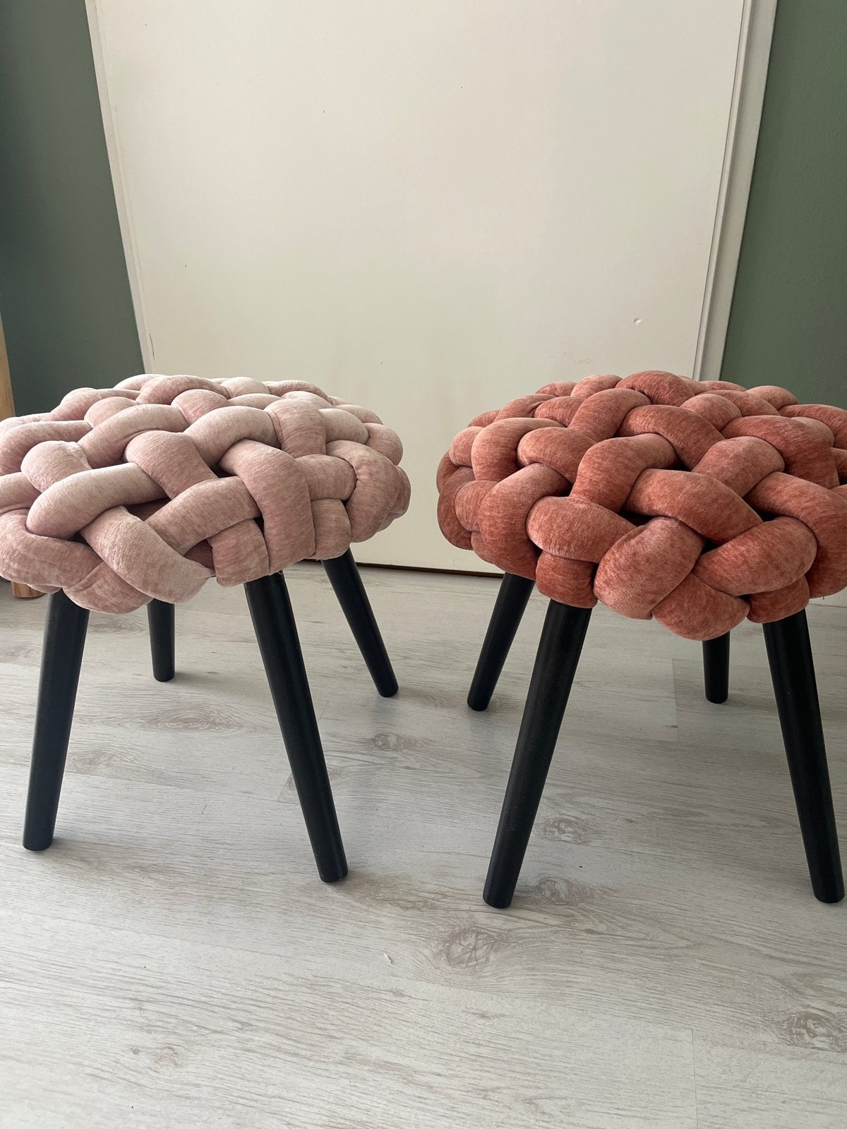 Set van 2 roze gevlochten krukjes, Huis en Inrichting, Krukjes, Ophalen, Zo goed als nieuw, Overige materialen