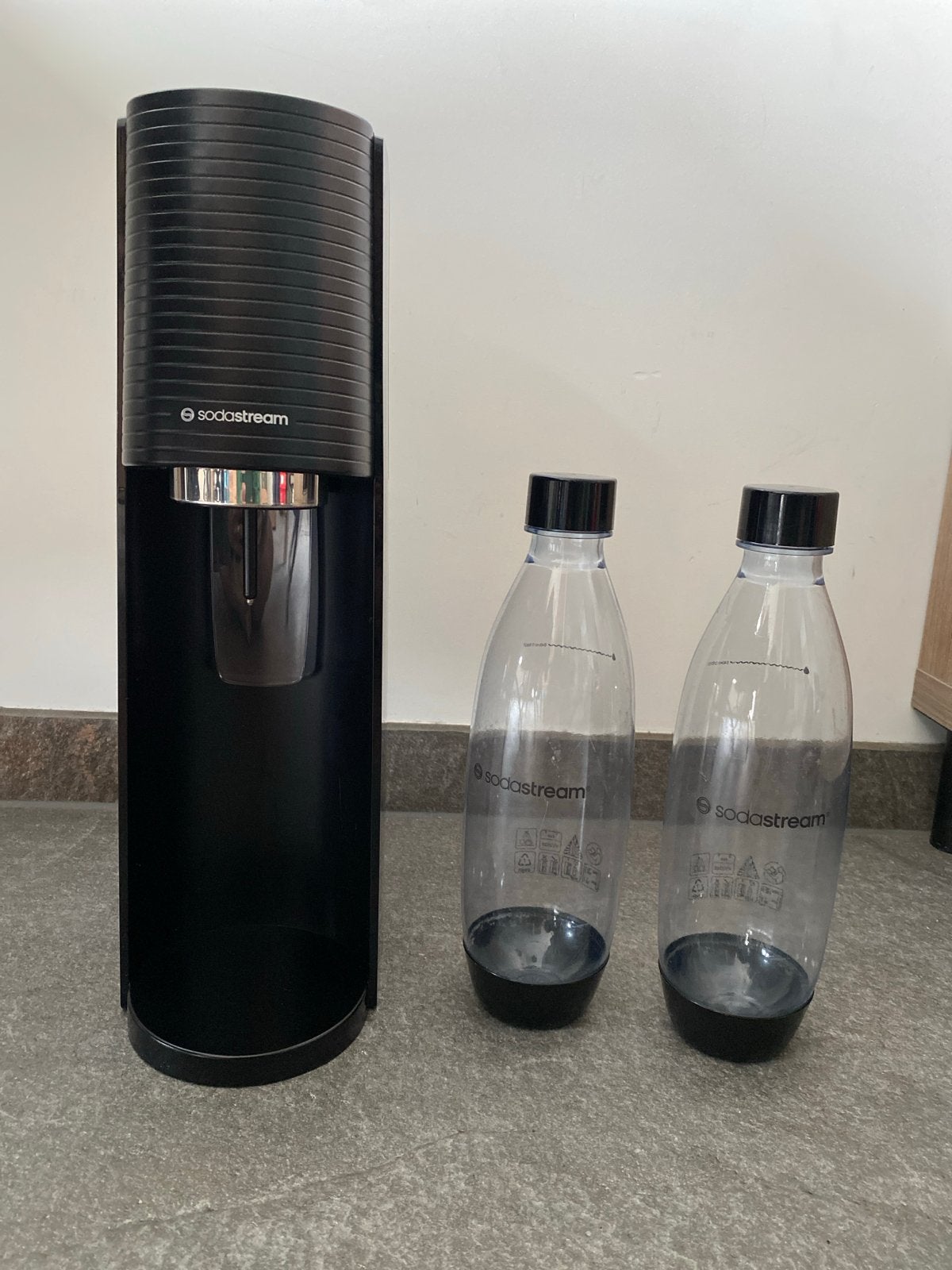Sodastream bruiswatermaker met 2 flessen, Ophalen of Verzenden, Zo goed als nieuw