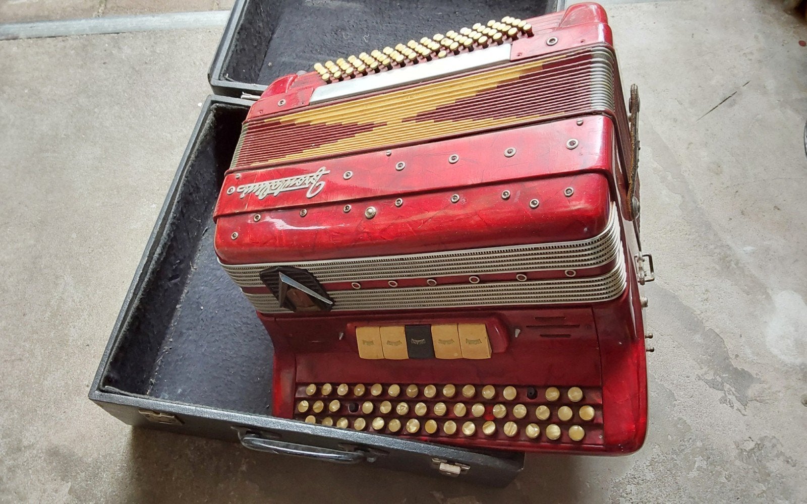accordeon  rood '  knopaccordeon FRONTALLINE  75,00, Muziek en Instrumenten, Accordeons, Ophalen of Verzenden, Gebruikt, 120-bas