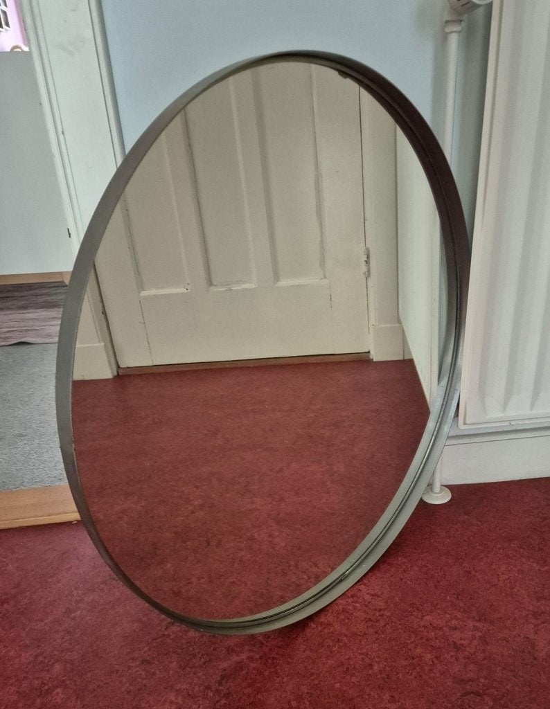 Grote ovale spiegel met metalen rand 70 cm, Huis en Inrichting, Woonaccessoires | Spiegels, Ophalen of Verzenden, Zo goed als nieuw