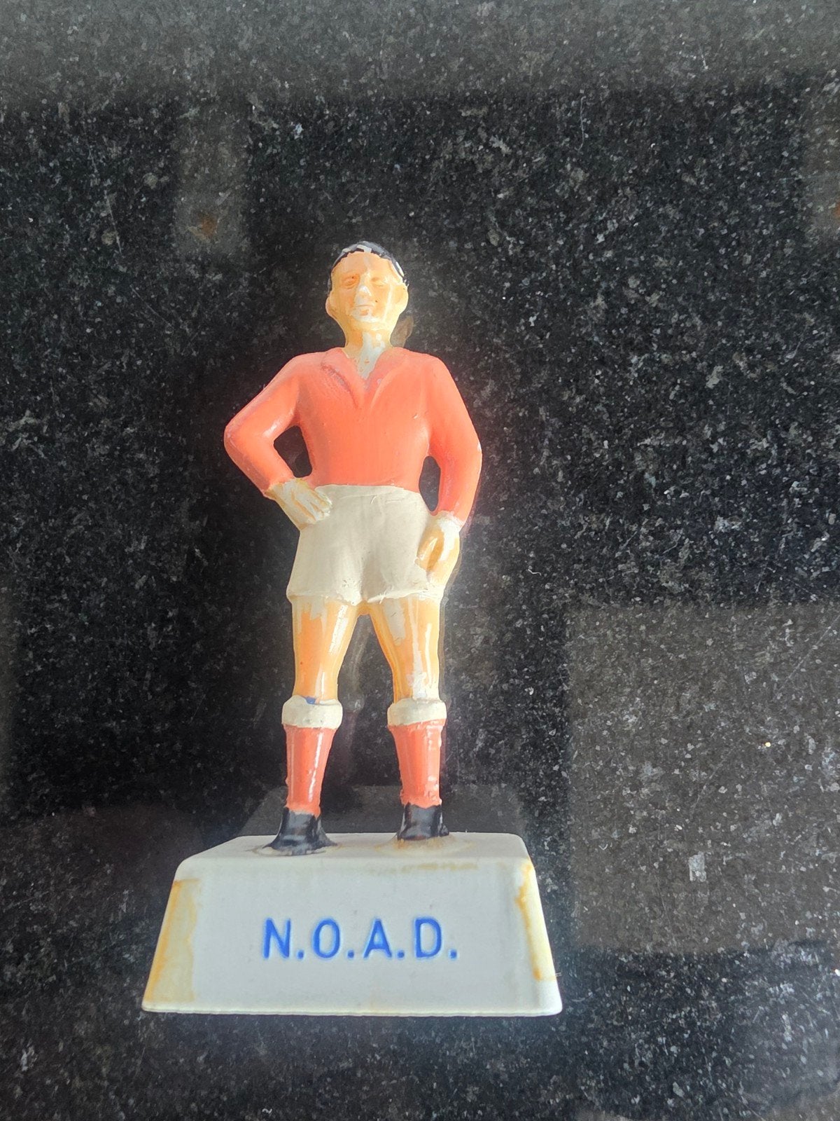 Vintage NOAD Smith Voetballer Beeldje - Oranje Shirt, Verzamelen, Poppetjes en Figuurtjes, Gebruikt, Ophalen of Verzenden