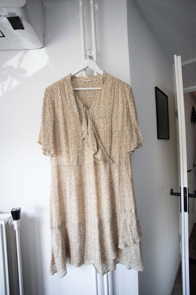 Beige jurk met patroon en ruffle Yaya maat 42, Kleding | Dames, Jurken, Beige, Maat 42/44 (L), Ophalen of Verzenden, Zo goed als nieuw