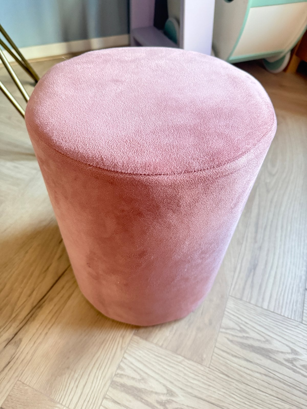 Roze fluwelen poefje, Ophalen, Minder dan 50 cm, Rond, Zo goed als nieuw