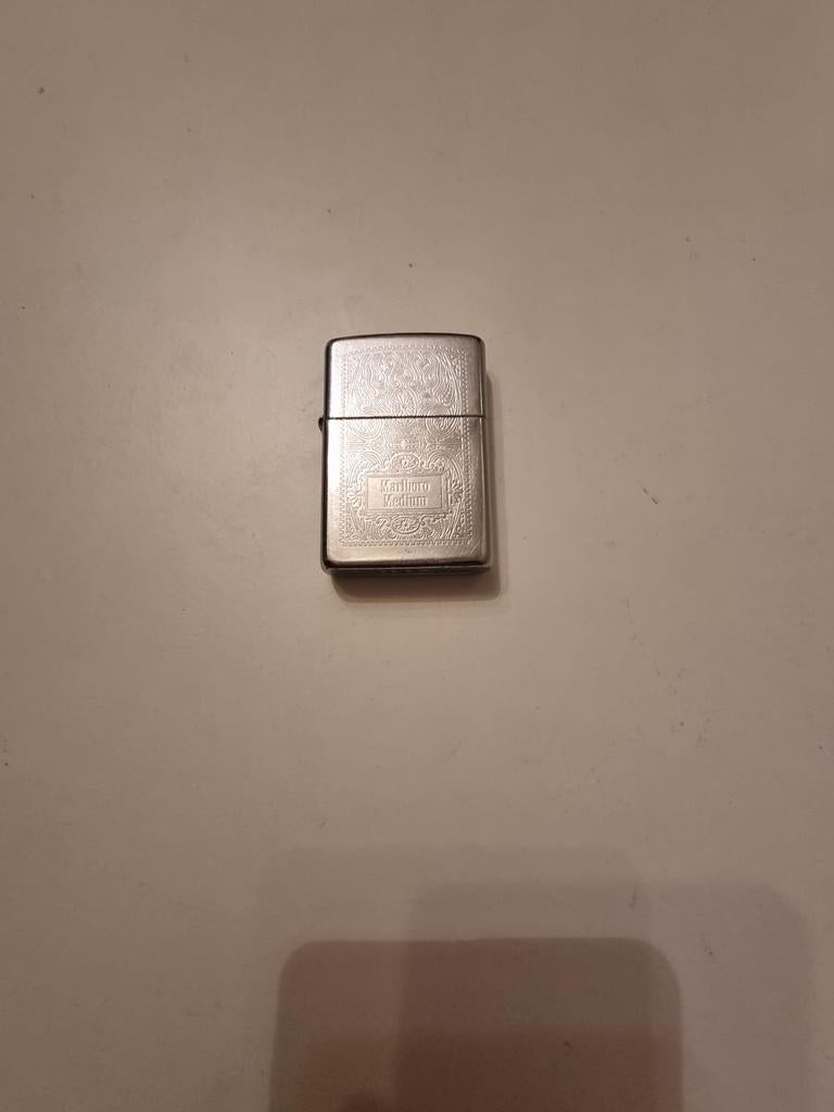 Zippo aansteker Marlboro Medium, zilverkleurig, Ophalen of Verzenden, Gebruikt, Aansteker