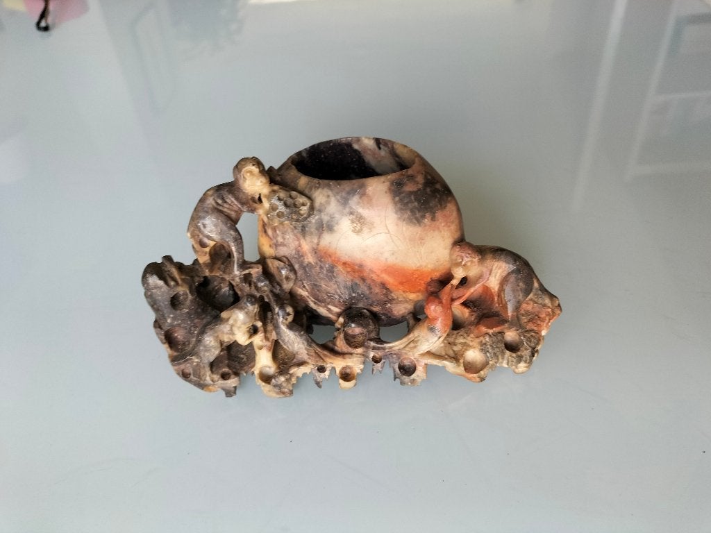 Antiek Chinees handgesneden spekstenen penseelwaser met apen, 16 cm, Overige typen, China, Meerkleurig