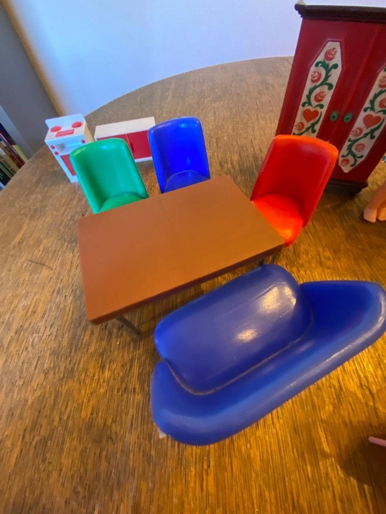 Vintage poppenhuis meubels en popje, Ophalen of Verzenden, Gebruikt, Poppenhuis