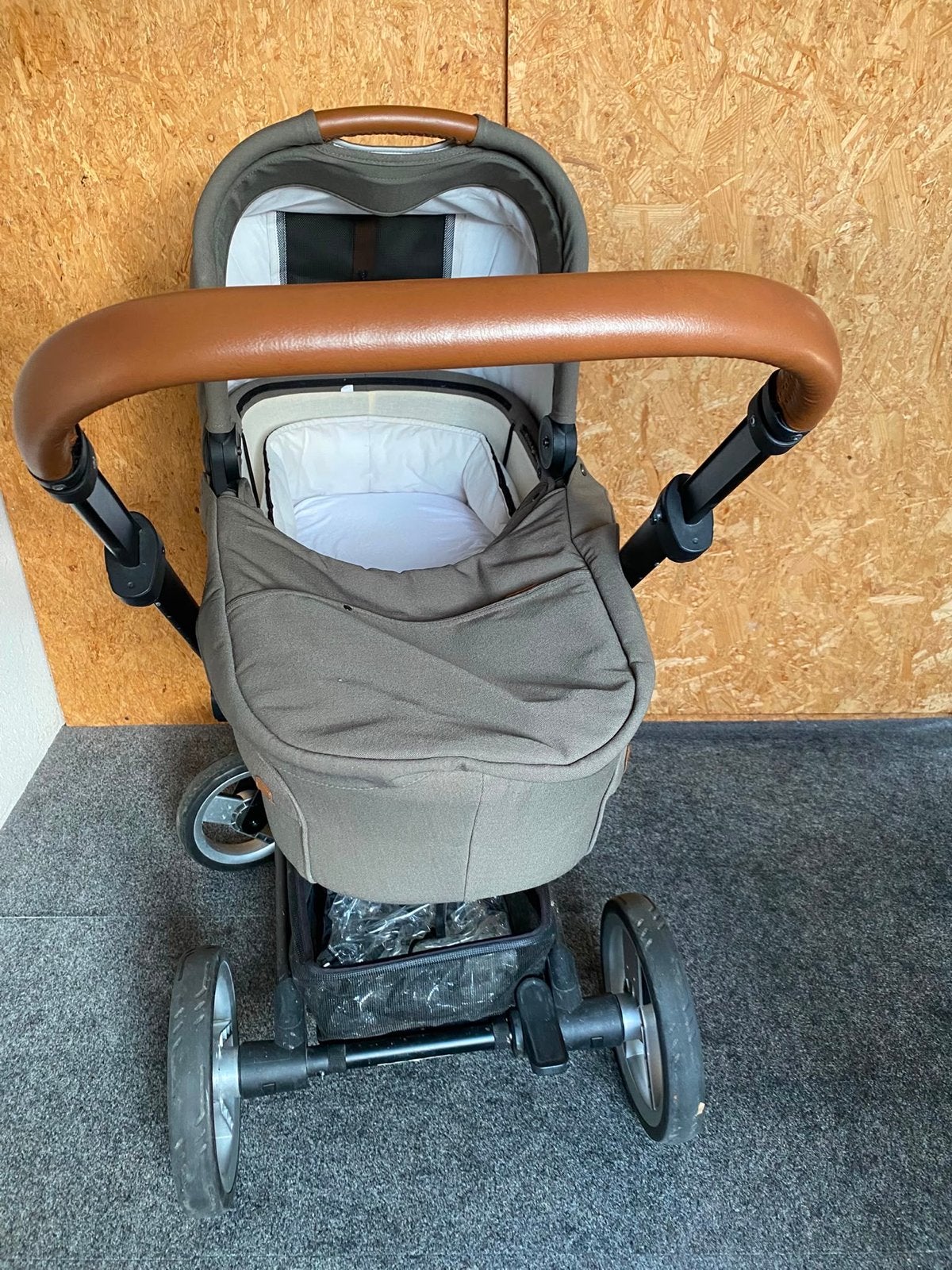 Mutsy Nio combiwagen met regenhoes en voetenzak, Ophalen, Zo goed als nieuw, Combiwagen, Met reiswieg
