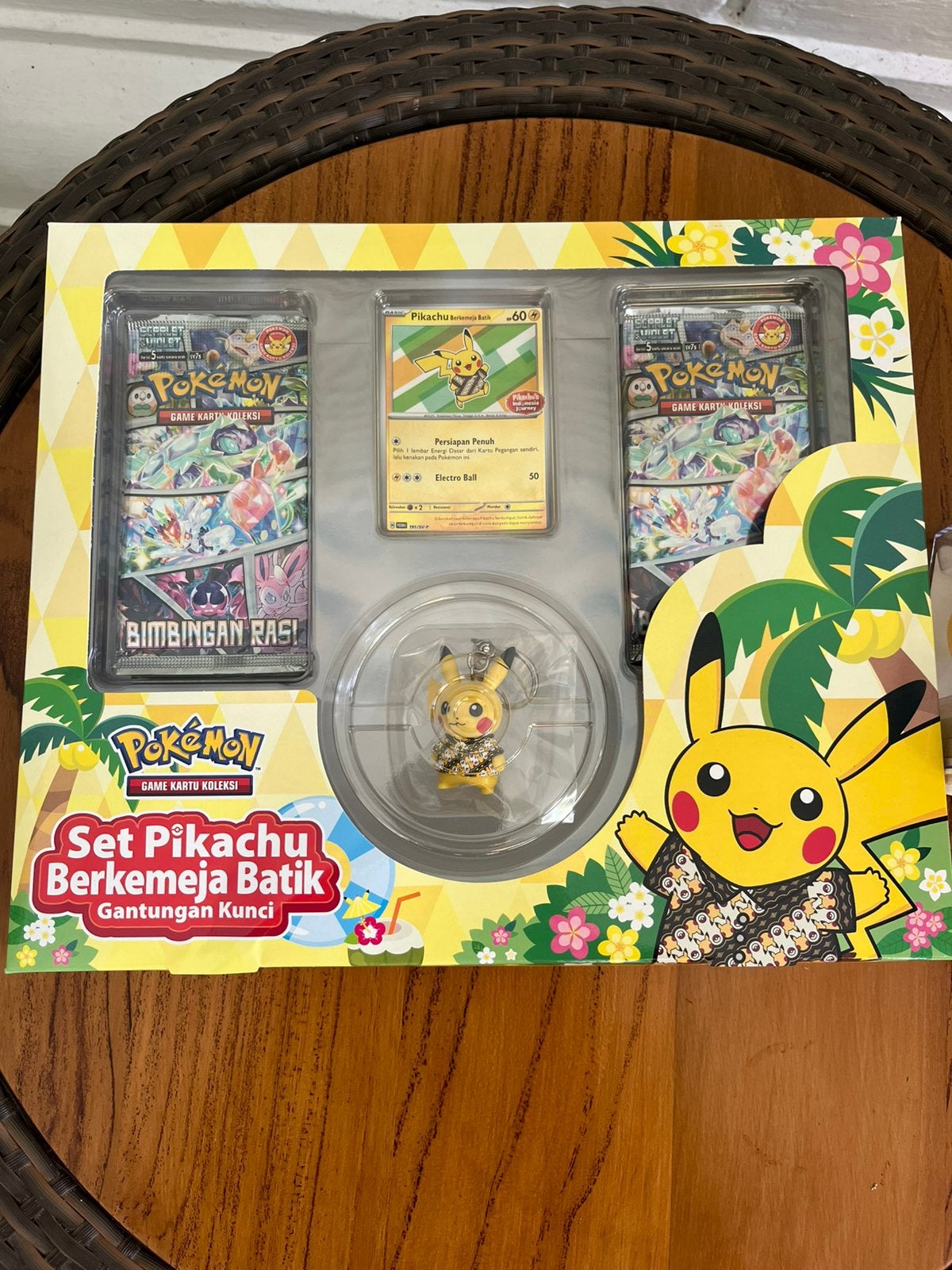 Pikachu Gouden Batik Pokémon promo box, Ophalen of Verzenden, Nieuw, Losse kaart