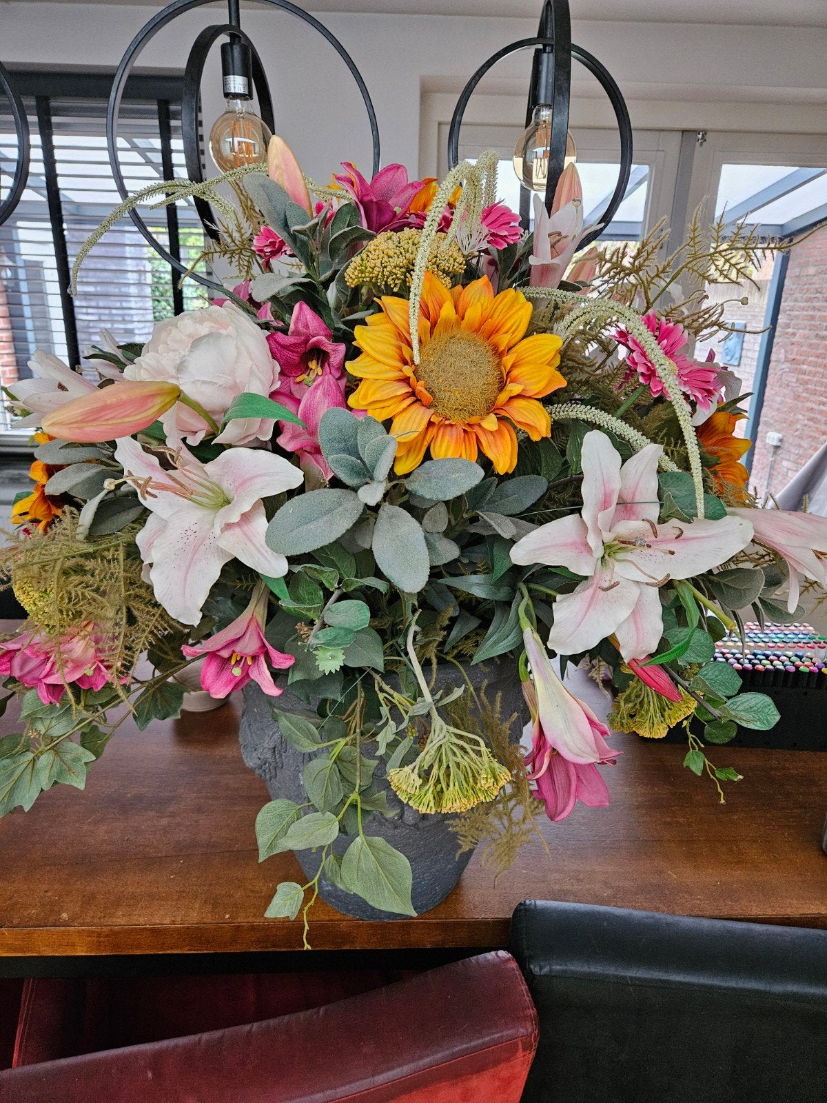 Prachtig kunstbloemstuk met zonnebloemen en lelies, Ophalen, Binnen, Zo goed als nieuw, Kunststof