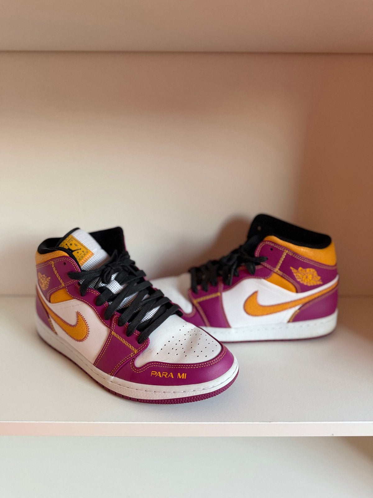Jordan 1 Mid Dia de los Muertos, Overige kleuren, Ophalen of Verzenden, Sneakers of Gympen, Zo goed als nieuw
