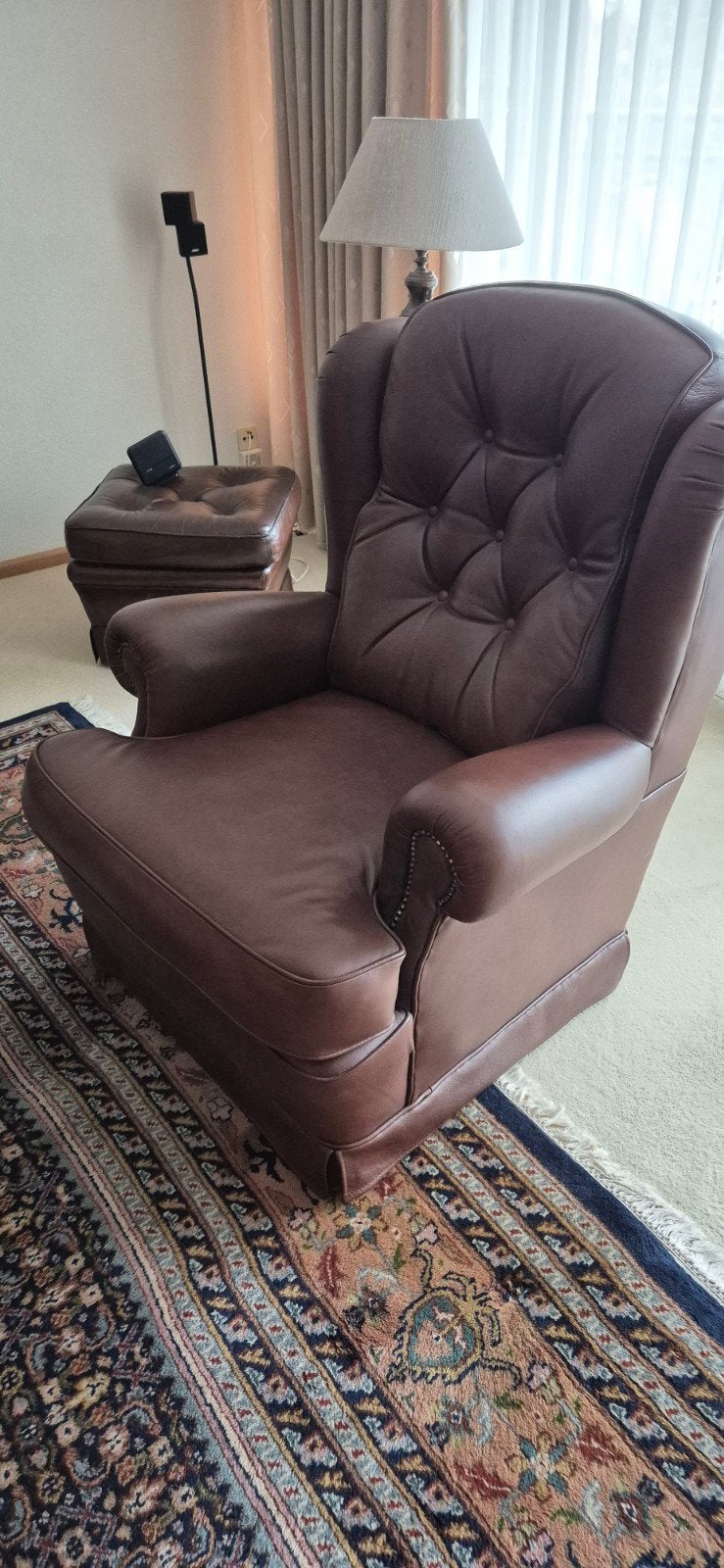 bruine leren fauteuil met hocker, Ophalen, Gebruikt, Klassiek, Comfortabel, 75 tot 100 cm