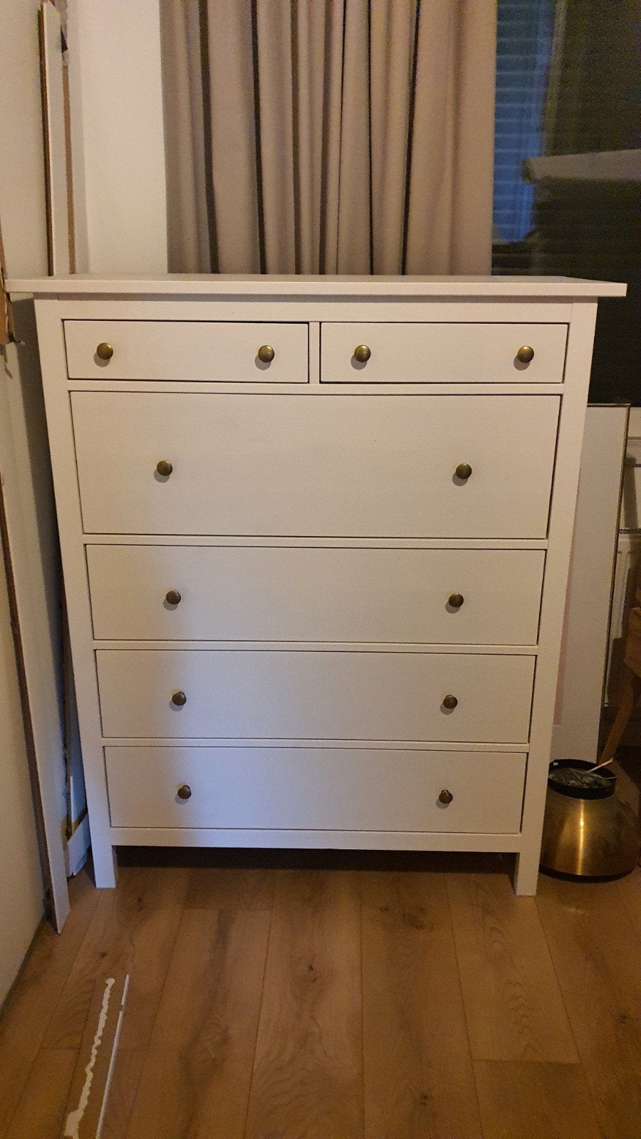 ikea hemnes Witte ladekast met 6 laden en gouden knoppen, Ophalen, Modern, Klassiek, 100 tot 150 cm, 5 laden of meer