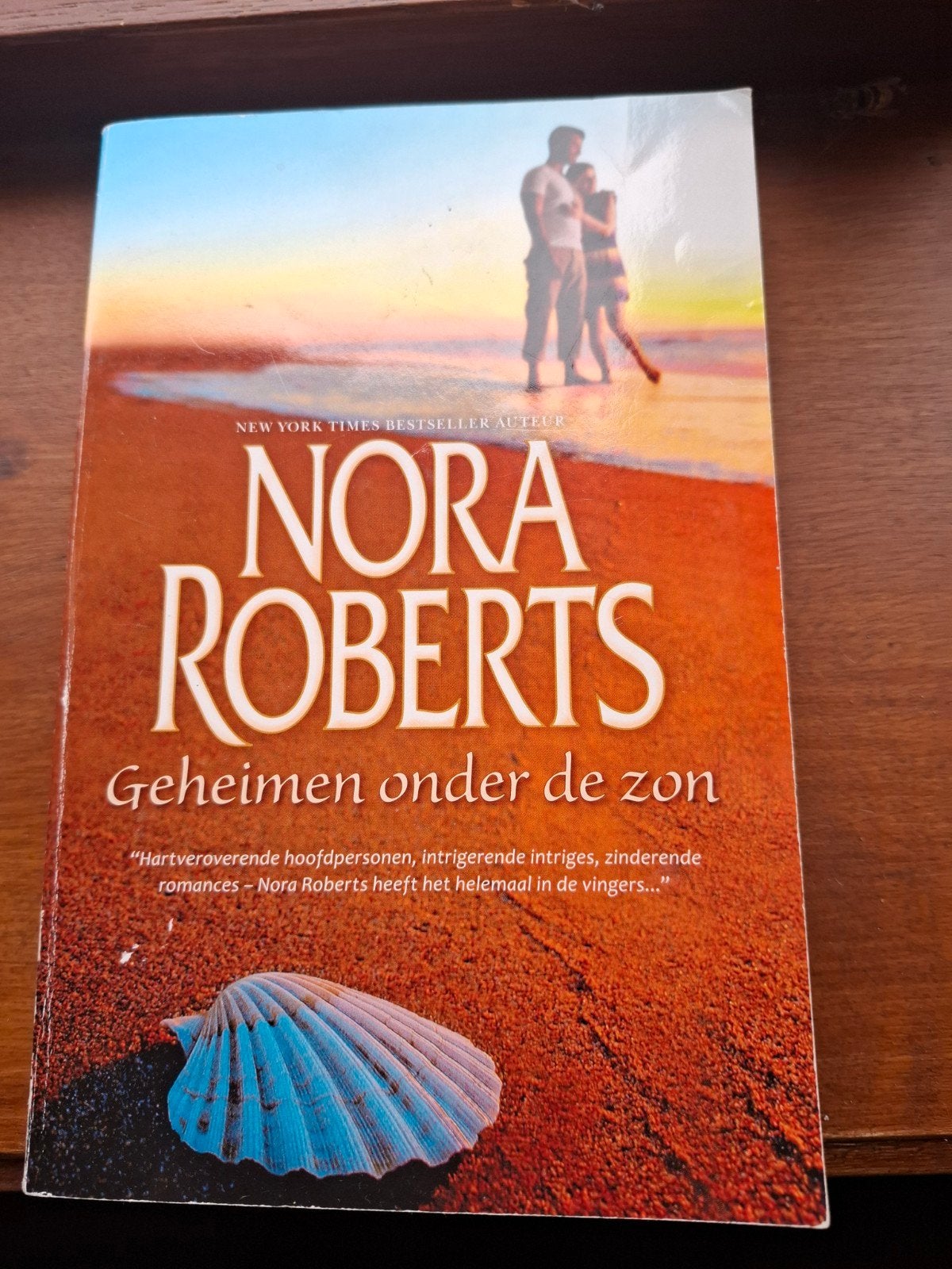 Nora Roberts - Geheimen onder de zon, Boeken, Nieuw, Ophalen of Verzenden, Nora Roberts, Amerika