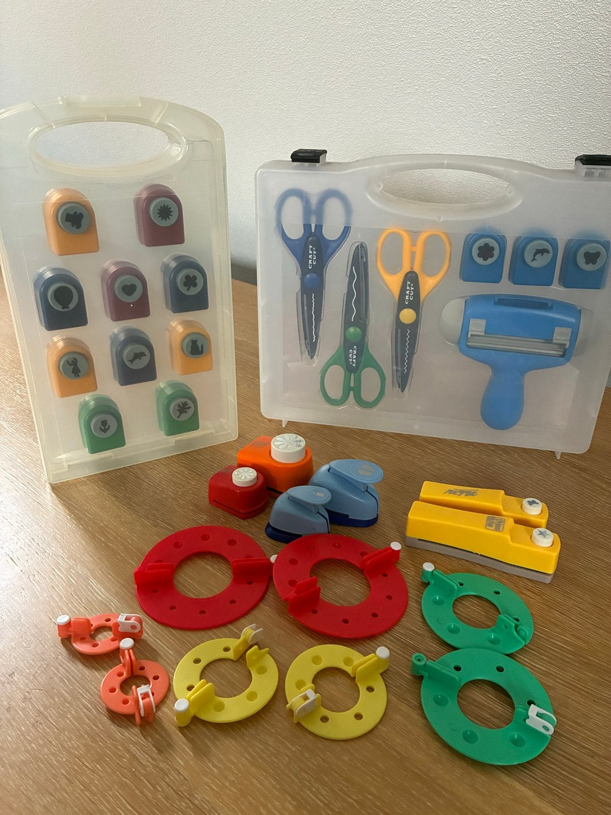 Grote knutselset met ponsen, scharen en meer, Hobby en Vrije tijd, Knutselen, Gebruikt, Overige thema's, Meerkleurig, Ophalen of Verzenden