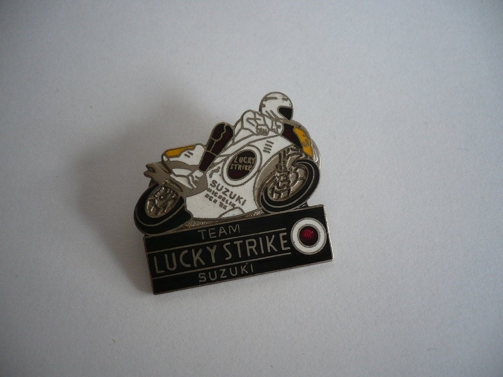 Verzamel speld, team Lucky Strike Suzuki (motor)., Ophalen of Verzenden, Nieuw, Reclamebord