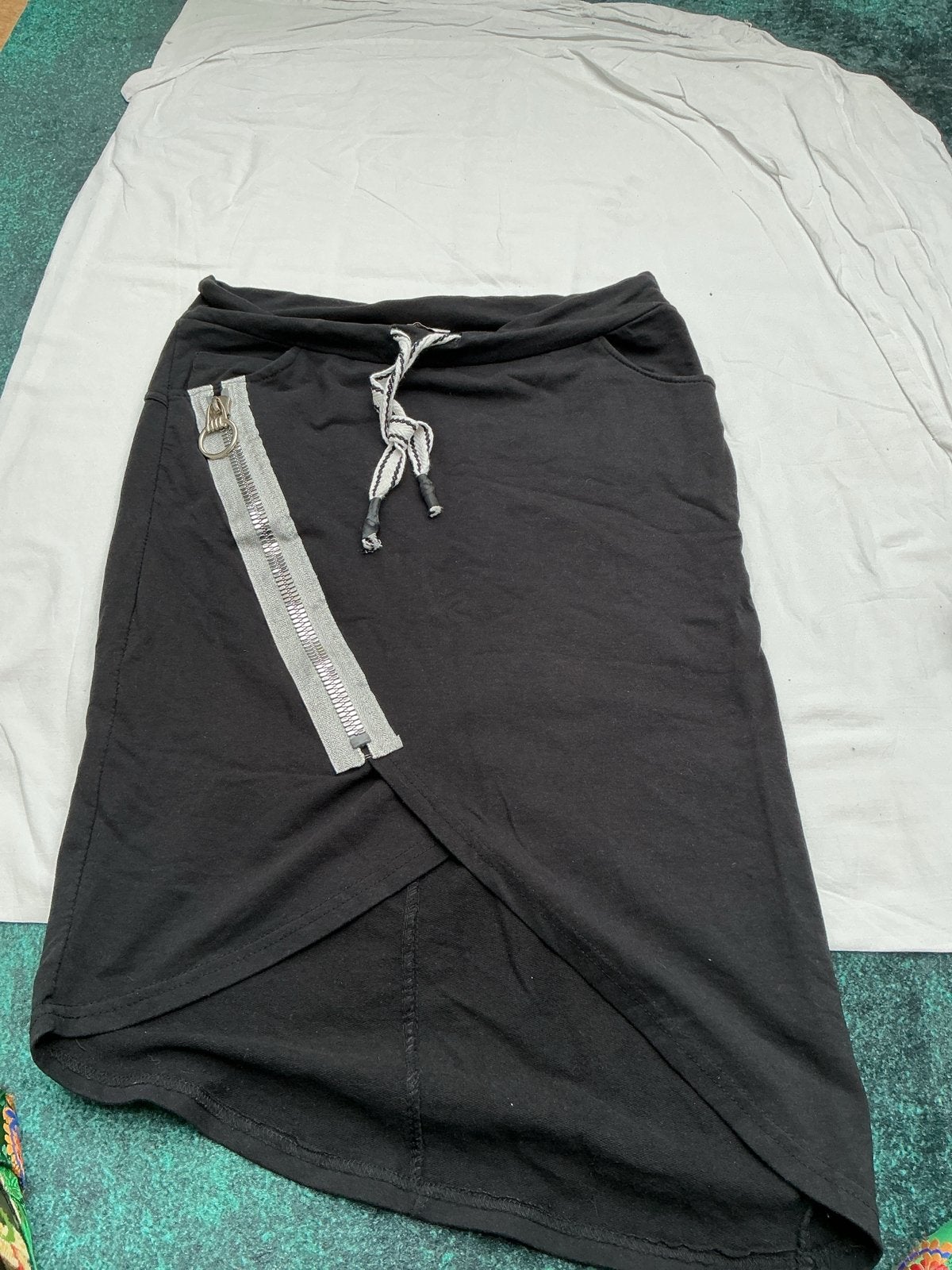 Zwarte rok met ritsdetail en trekkoord, Zwart, Maat 42/44 (L), Ophalen of Verzenden, Gedragen