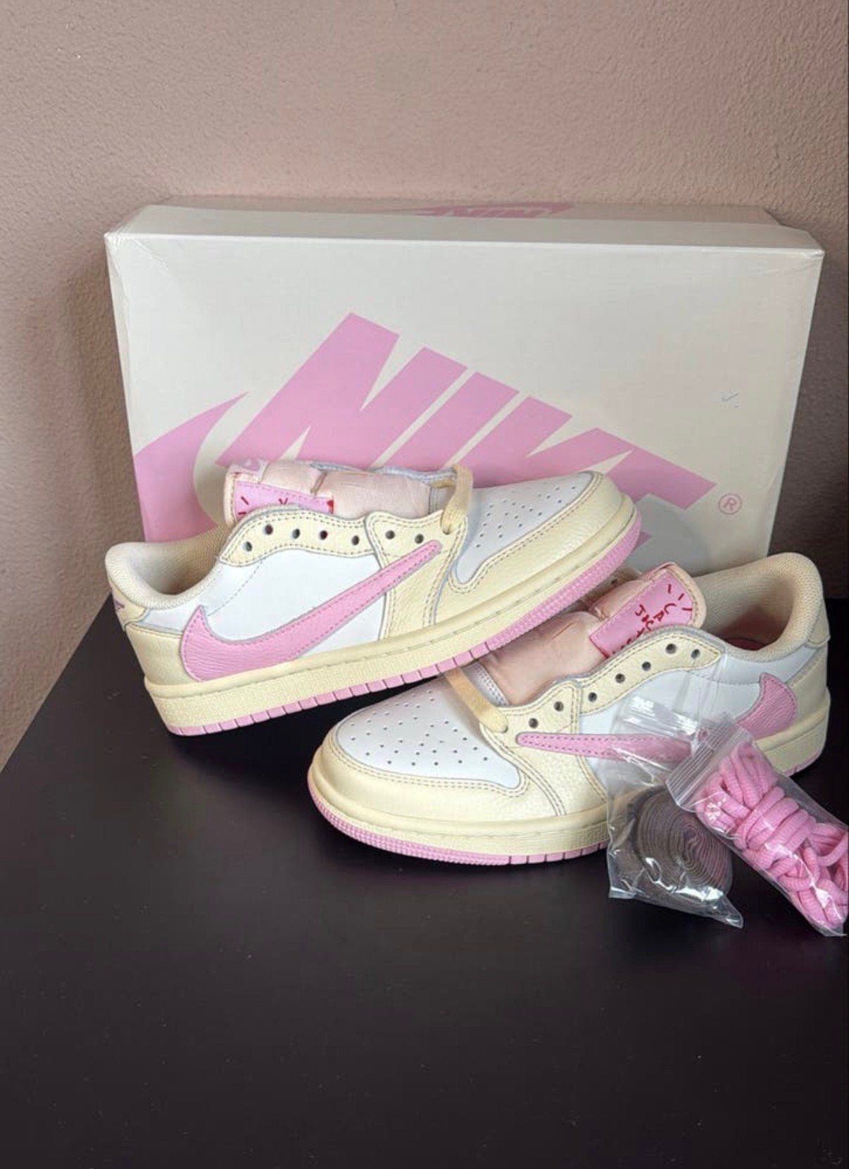 Nike Travis Scott Shy Pink maat 36, Nike, Nieuw, Ophalen of Verzenden, Sneakers of Gympen