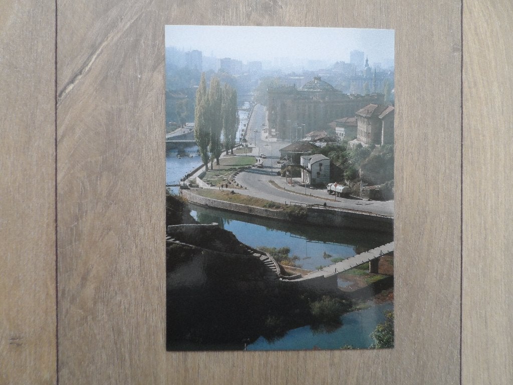 Ansichtkaart Sarajevo bibliotheek 1992_1996 Bosnia, Verzamelen, Ophalen of Verzenden, Landmacht, Nederland