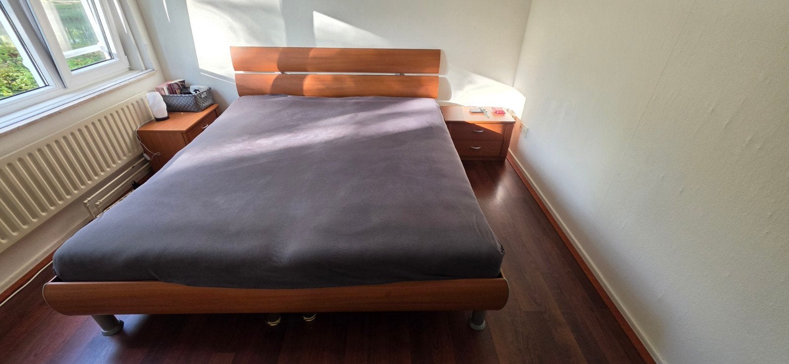 Tweepersoonsbed met houten frame en hoofdbord, Huis en Inrichting, Bruin, Tweepersoons, Ophalen of Verzenden, 180 cm