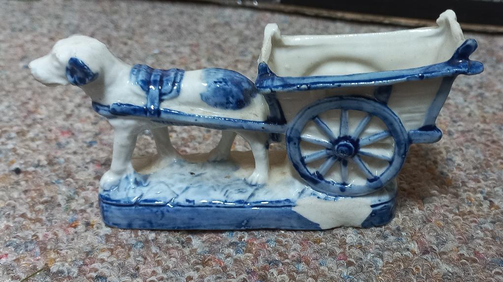 Oud Delfts blauw beeldje hondenkar, Ophalen of Verzenden, Gebruikt